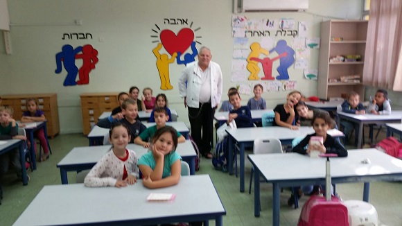 Meir fat in a lecture to the students of the Yad Mordechai School in Bat Yam
