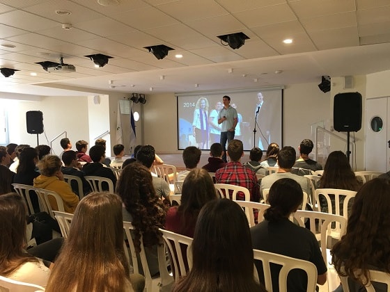 Itamar Kaufman is a guest entrepreneur at the Rothberg High School in Ramat Hasharon