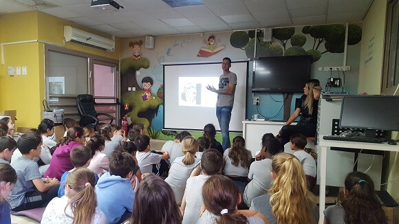 Lior Vaknin tells about this project to the students