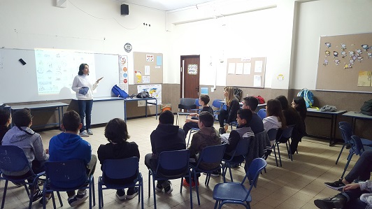 Galit Zamler in a lecture to students in elementary school on critical thinking and peer pressure