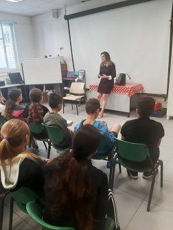 The woman entrepreneur Sharon Guy in a lecture for school students