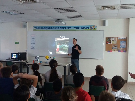 Yair Greenberg in a lecture on the Israeli spacecraft project