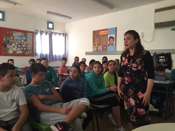 Yehudit Ovitz in a lecture to the students of the Hayovel School in Ashdod