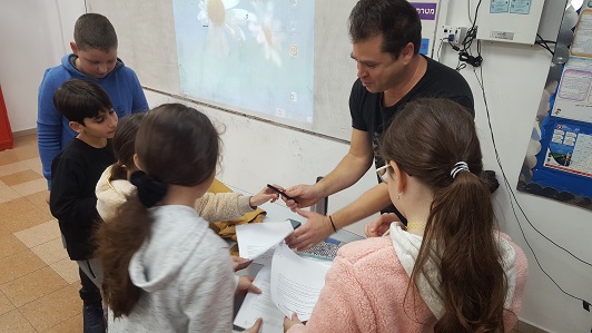 Eyal Dessau in a lecture to fifth-grade students