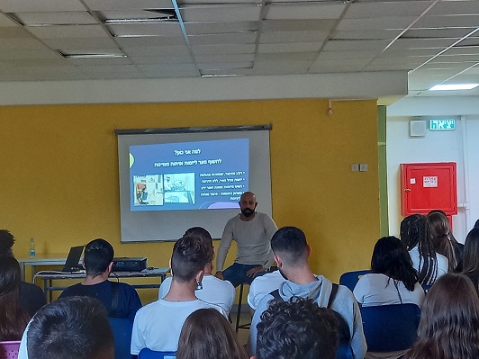 Gal Benjamin Hamburger at a lecture at Teddy Kollek High School