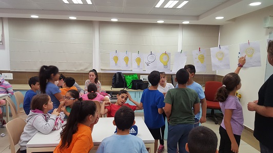 Galit Zamler in a scientific entrepreneurship workshop at the Ofek school