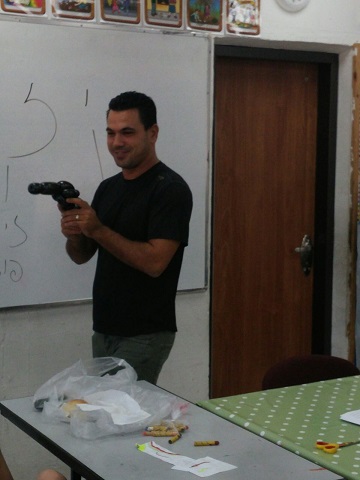 Yogev Peretz in a balloon workshop for students at the Ilanot School